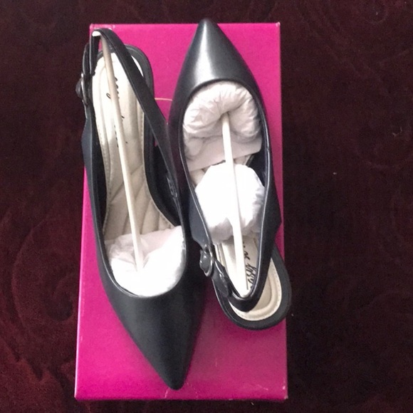 Easy Street Womens Faye Pointed Toe Kitten Heel Pumps - Picture 1 of 6